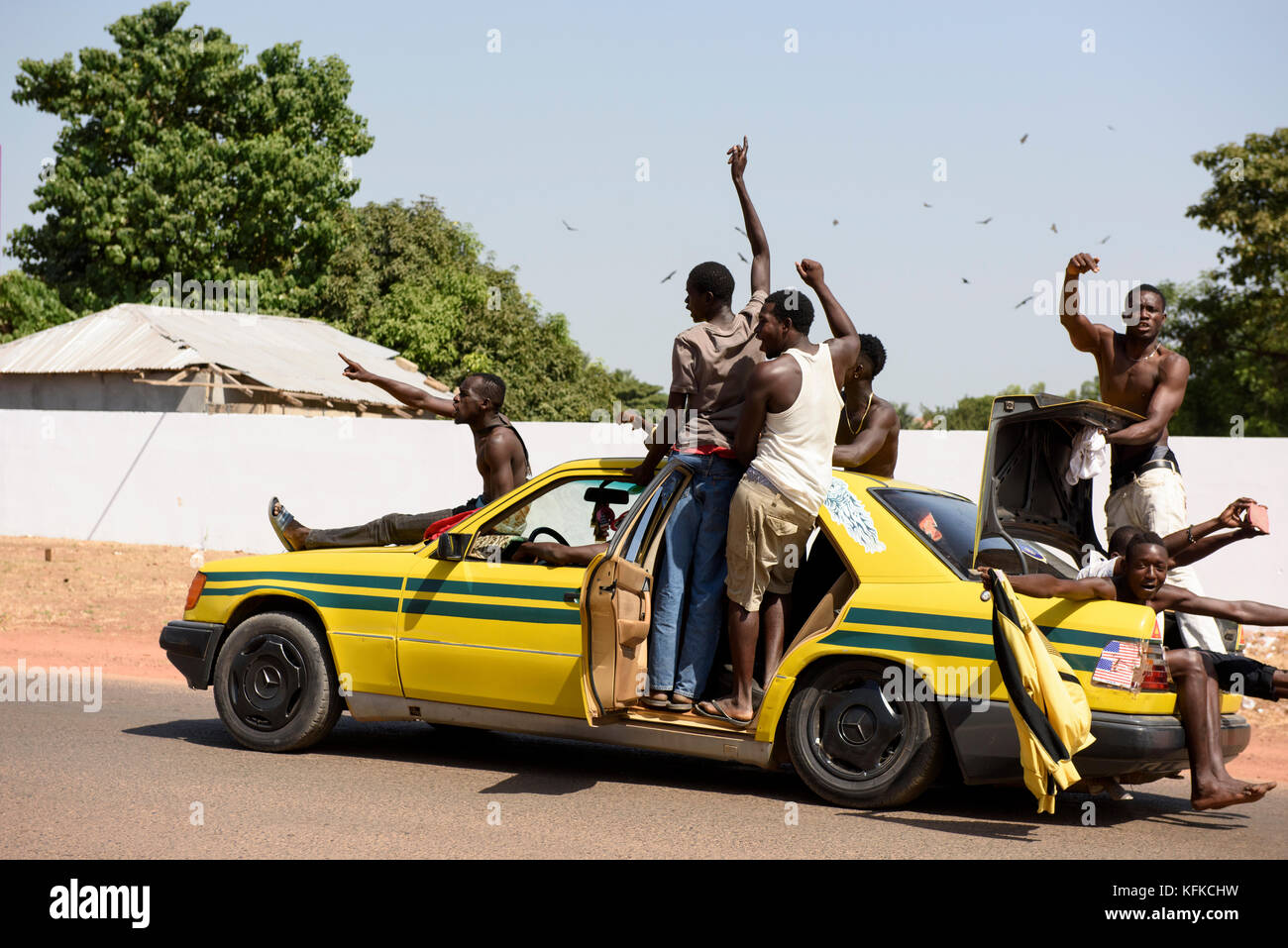 Popolo del Gambia scendono in strada per festeggiare la vittoria del Presidente eletto Adama Barrow il 2 dicembre 2016. Foto Stock