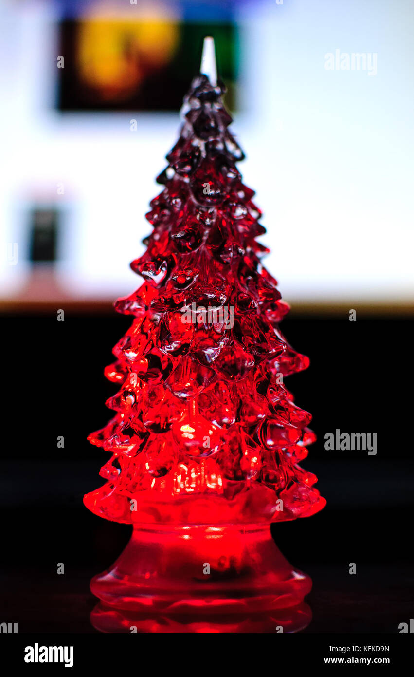 Albero Di Natale Rosso E Nero.Una Illuminazione Piccolo Albero Di Natale Sul Contrasto Bianco E Nero E Sfondo Bianco Il Fuoco Selettivo Linee Geometriche Abstract Colorato Sfondo Di Natale Foto Stock Alamy