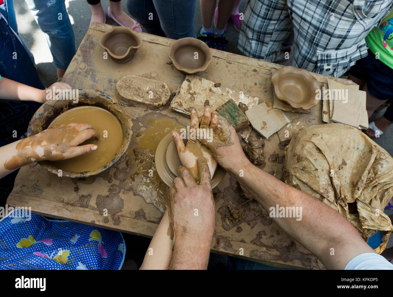 Potter fa una brocca di argilla. Foto Stock