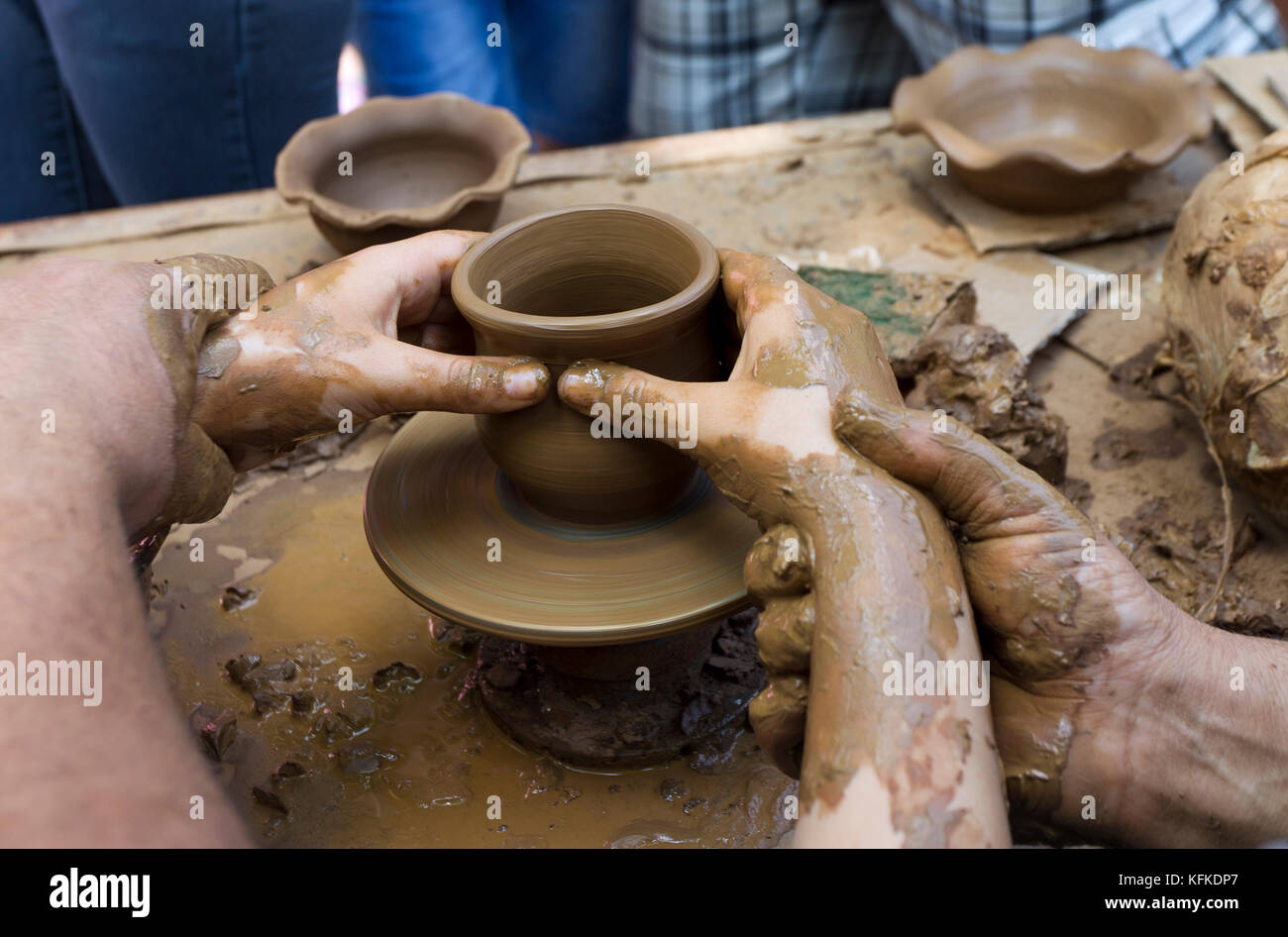 Potter fa una brocca di argilla. Foto Stock