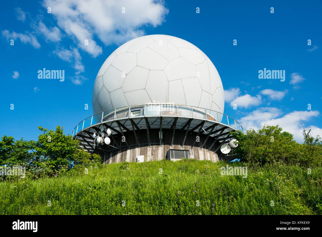 Ex cupola radar, radome, oggi una piattaforma di osservazione e spazio espositivo, Wasserkuppe, Rhön, Assia, Germania Foto Stock