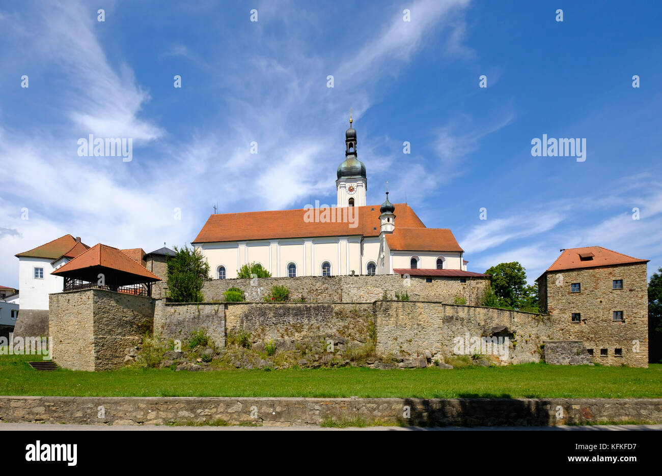 Castello della Chiesa con la chiesa parrocchiale dell'Assunzione della Vergine Maria, Bad Kötzting, Foresta Bavarese, Palatinato superiore, Baviera Foto Stock