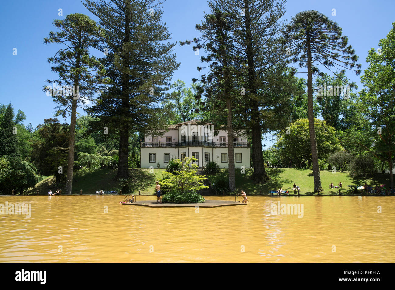 Piscina termale con ferro-acqua del cuscinetto, villa casa do parque, parque terra nostra, furnas, isola di Sao Miguel, Azzorre, Portogallo Foto Stock
