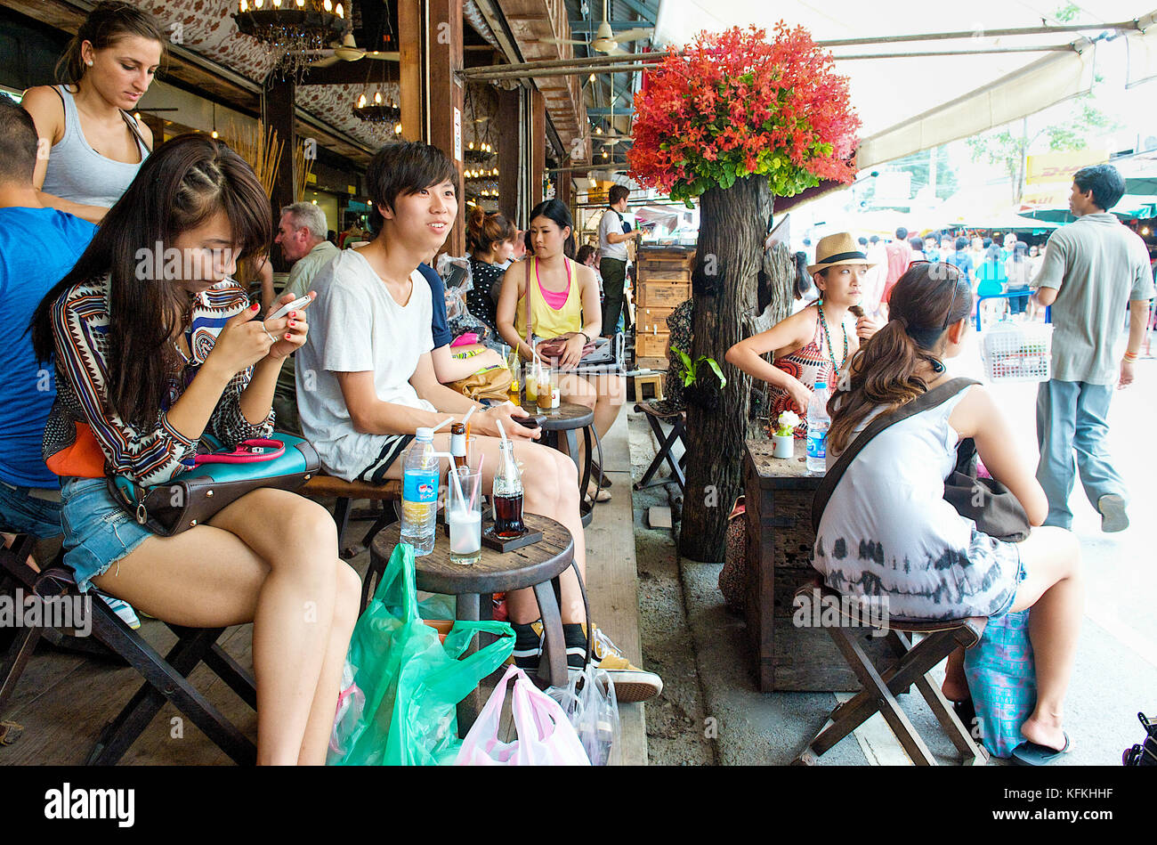 Il turista a godere di un drink presso il bar alla moda a Bangkok il famoso mercato del fine settimana di Chatuchak, Thailandia, sud-est asiatico. Foto Stock