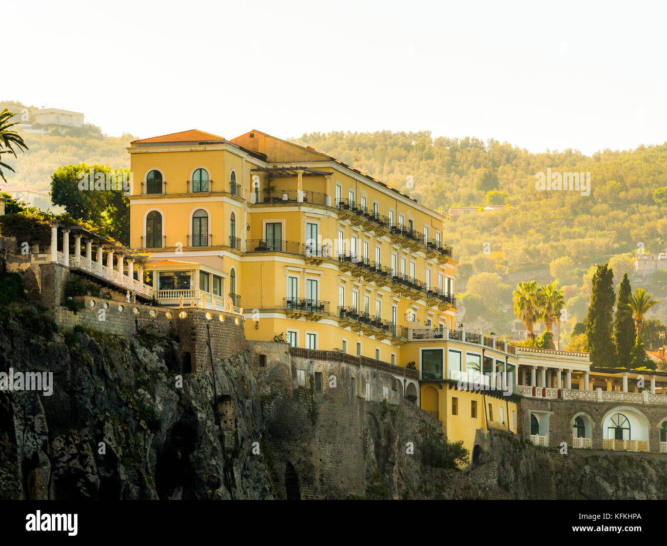 Giallo reso clifftop hotel. Sorrento Italia Foto Stock