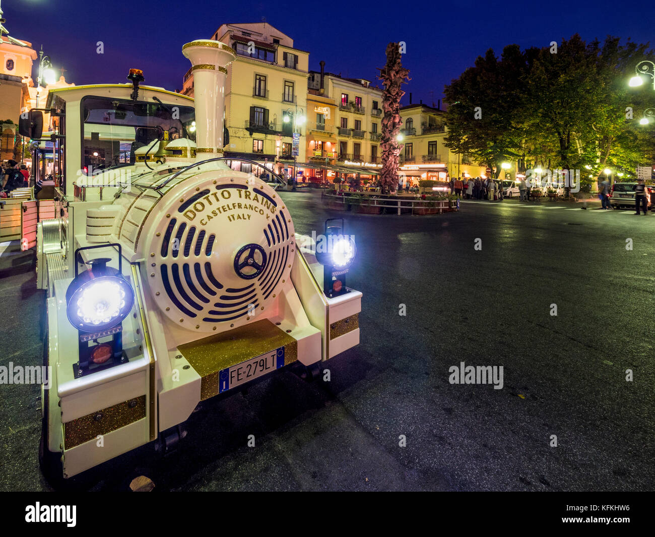 Il piccolo treno bianco. Città turistica treno parcheggiato in Piazzo Tasso di notte. Foto Stock