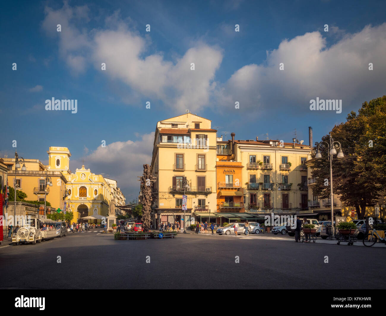Piazza Tasso con la scultura centrale da Matteo Pugliese. Sorrento, Italia. Foto Stock