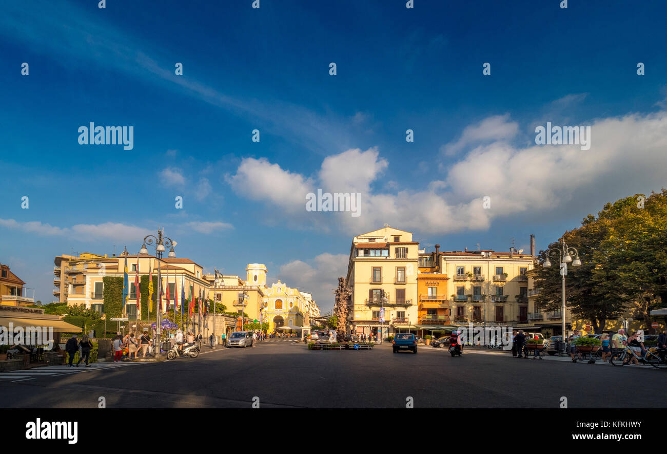 Piazza Tasso con la scultura centrale da Matteo Pugliese. Sorrento, Italia. Foto Stock