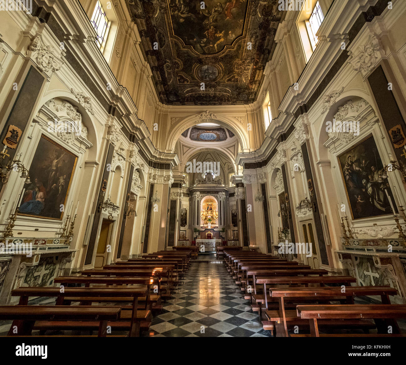 Corridoio interno e banchi in legno del Santuario della Madonna del Carmine, Piazza Tasso, Sorrento, Italia. Foto Stock