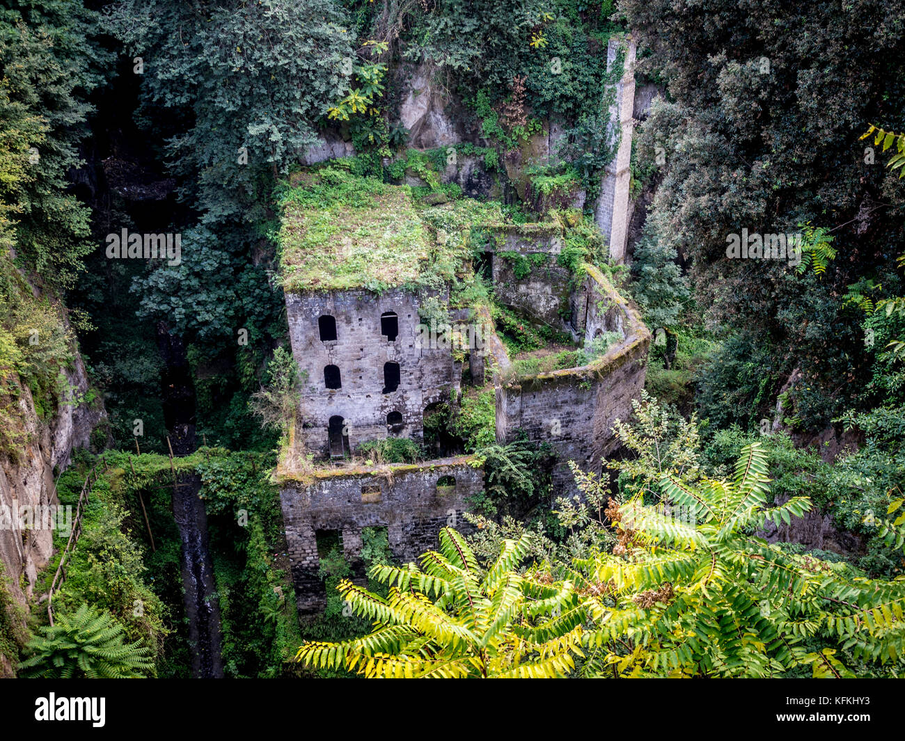 Valle dei Mulini. Le rovine di una farina in disuso mulino in una gola. Sorrento. L'Italia. Foto Stock