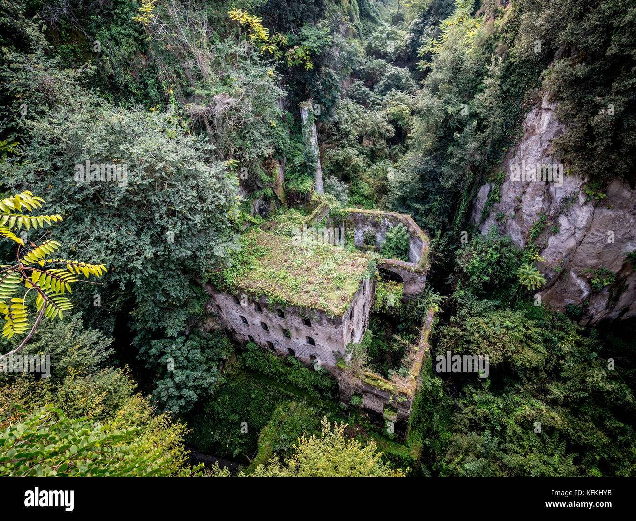Valle dei Mulini. Le rovine di una farina in disuso mulino in una gola. Sorrento. L'Italia. Foto Stock