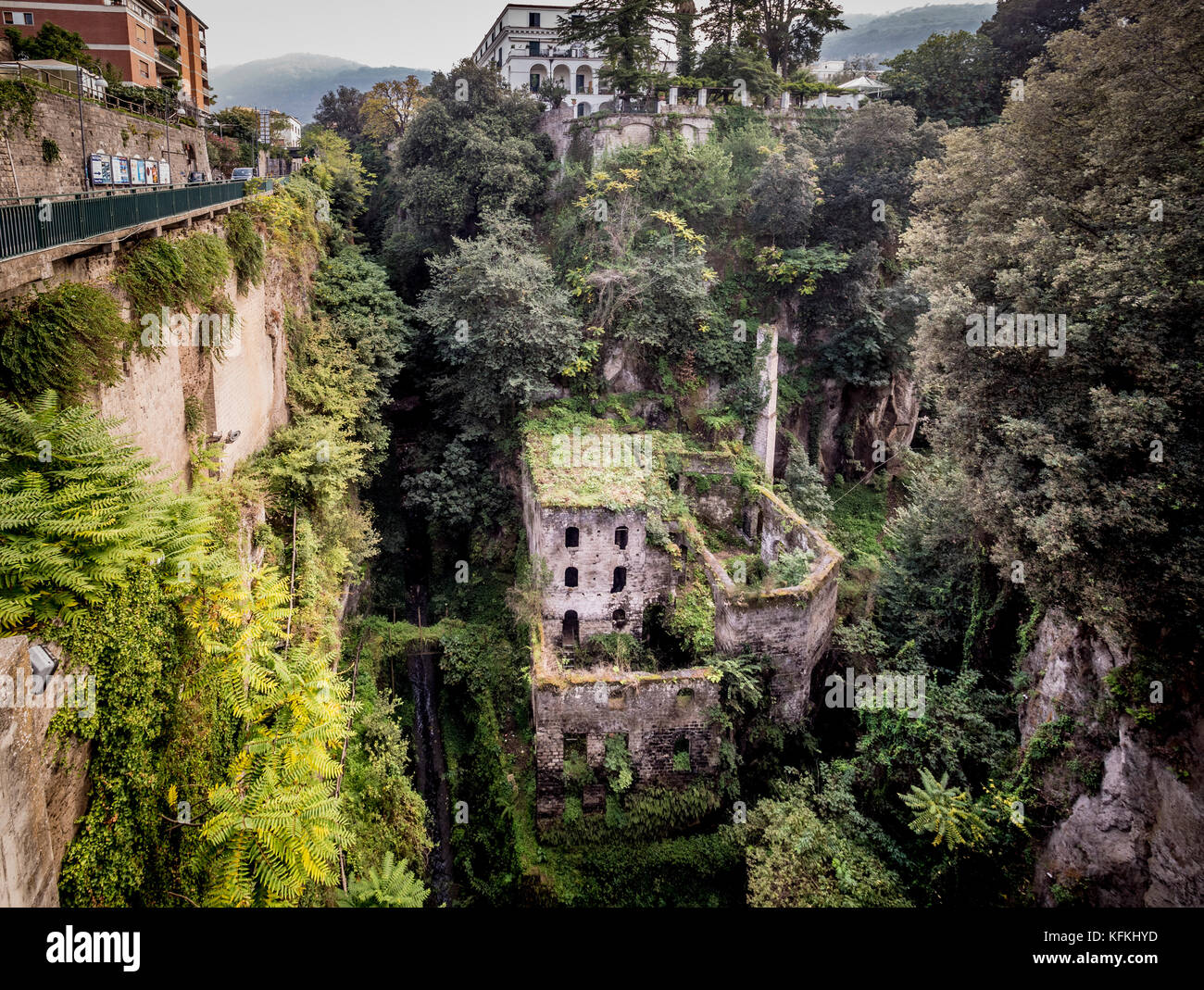 Valle dei Mulini. Le rovine di una farina in disuso mulino in una gola. Sorrento. L'Italia. Foto Stock