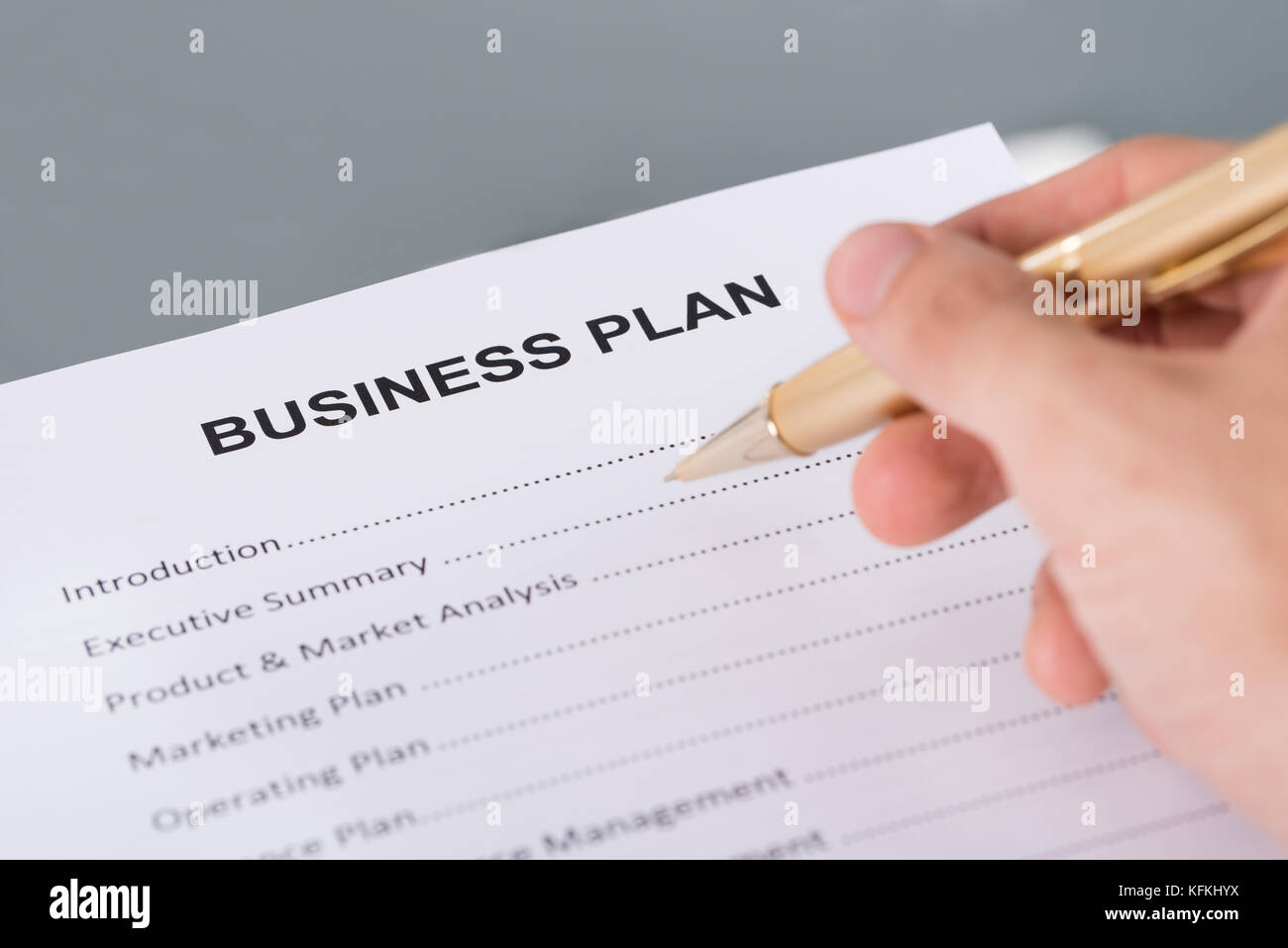 Riempimento a mano business plan documento. Closeup shot Foto Stock