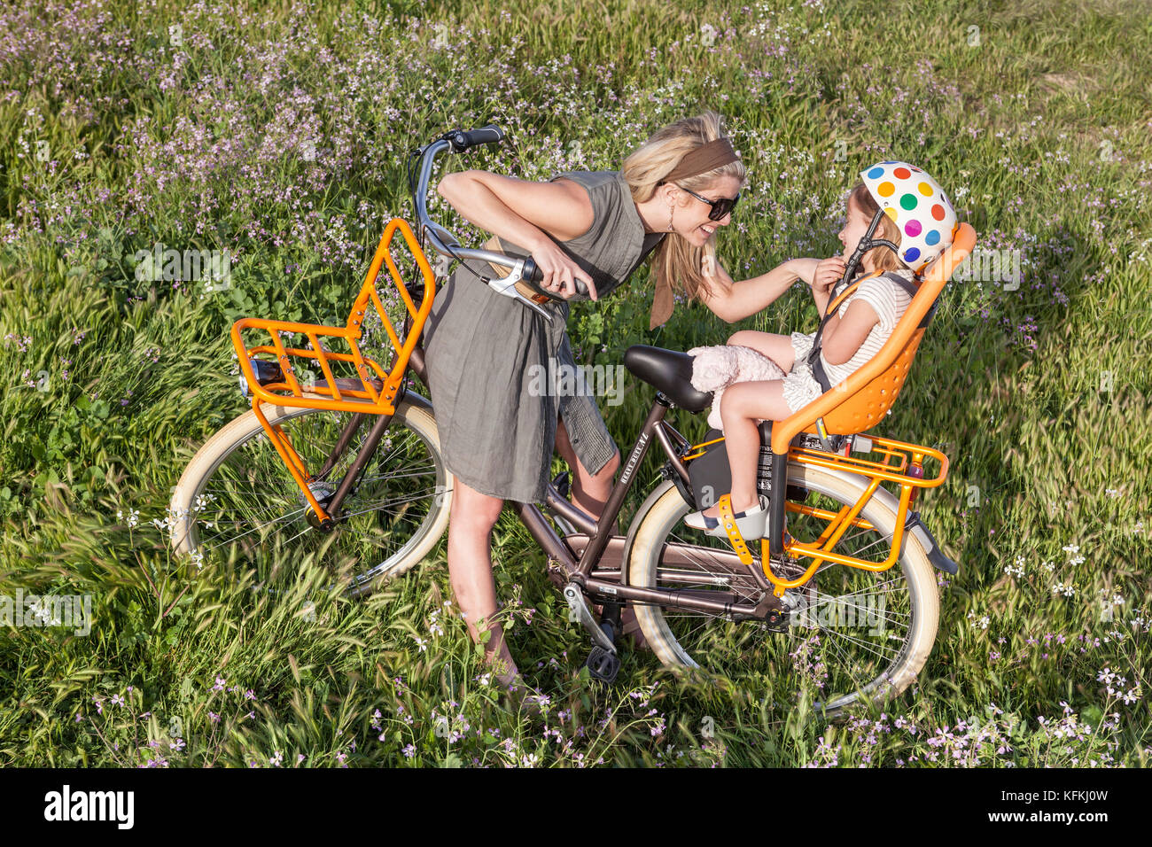 Los Angeles, CA - 11 luglio: La donna corse in bicicletta su un percorso che affacciano sull'oceano a los angeles, la California il 30 marzo 2011. Foto Stock