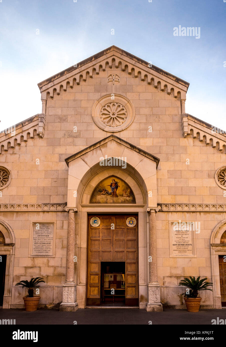 Fronte ovest della cattedrale di Sorrento, Sorrento, Italia. Foto Stock