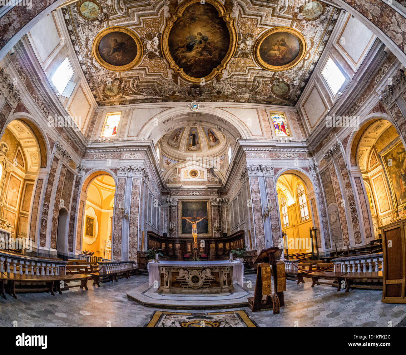 Fisheye shot dell altare e abside della Cattedrale di Sorrento, Sorrento, Italia. Foto Stock