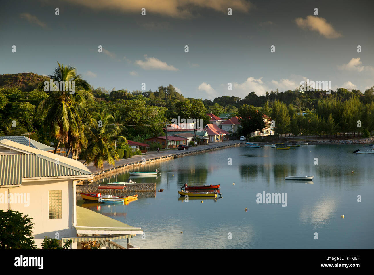 La Seychelles, Praslin, Baie St Anne, barche ormeggiate accanto alla strada lungomare, mattina Foto Stock