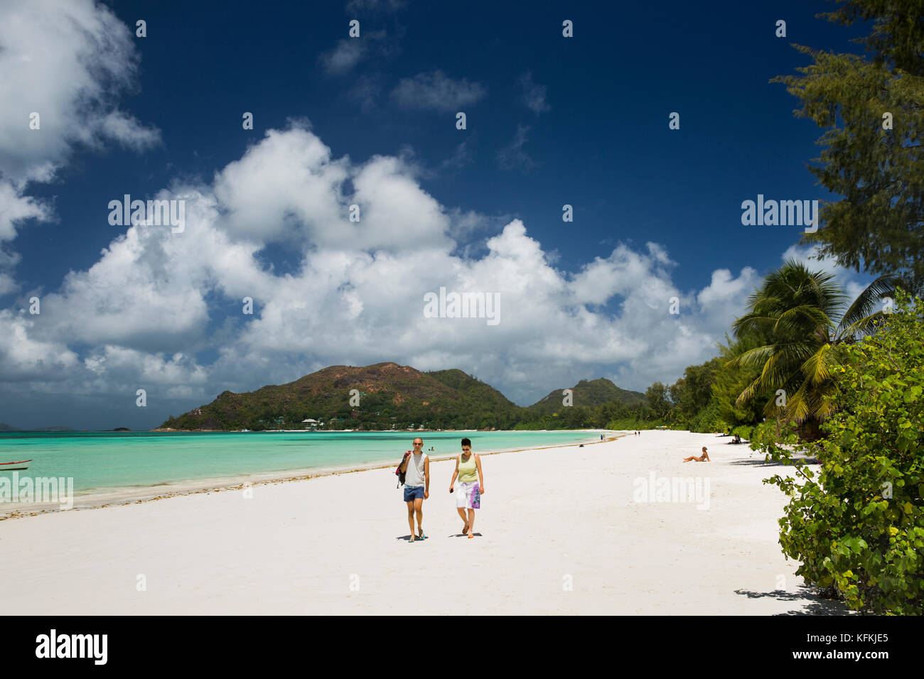 Delle Seychelles, Praslin, Anse Volbert, Cote d'Or beach verso Anse Tipo di governo e di Fond Diable Foto Stock