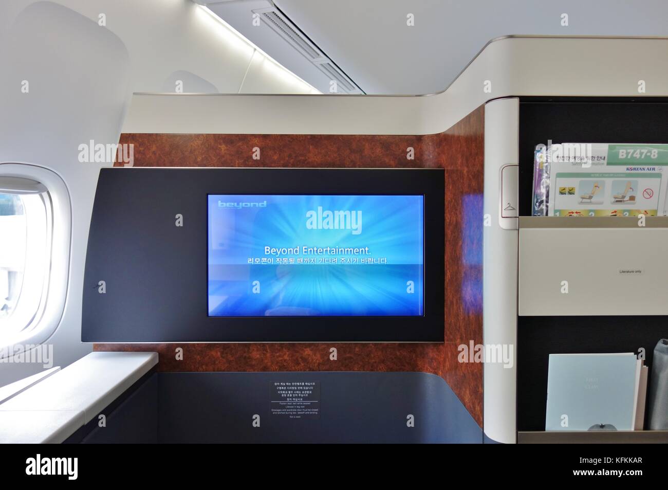 Vista dei sedili e delle suite blu azzurro all'interno della cabina di prima classe di un aereo Boeing 747-8 della Korean Airlines (KE) Foto Stock