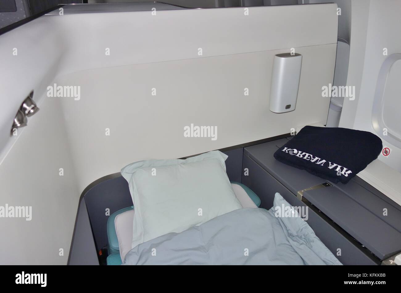 Vista dei sedili e delle suite blu azzurro all'interno della cabina di prima classe di un aereo Boeing 747-8 della Korean Airlines (KE) Foto Stock