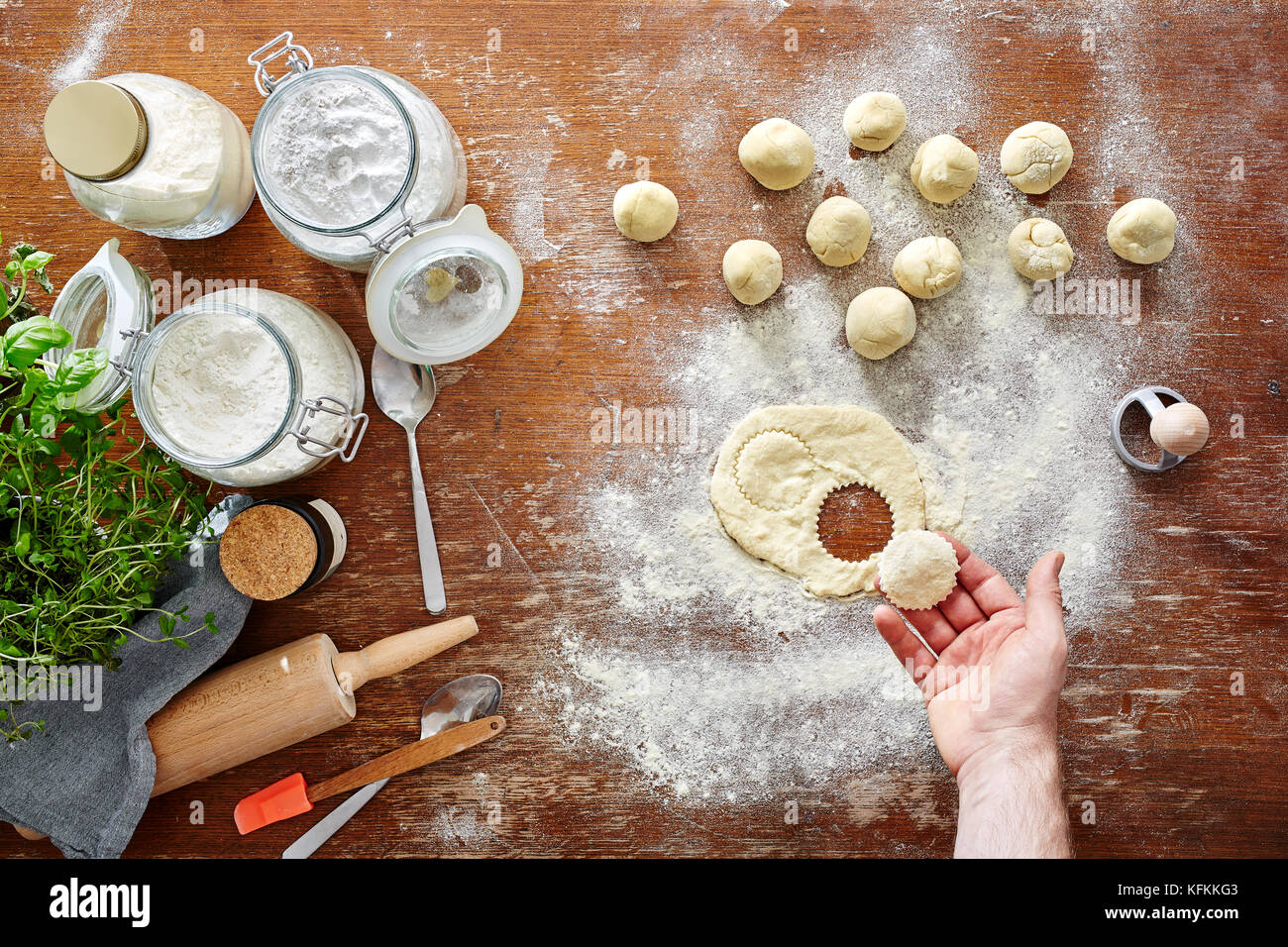 Pasta fatta in casa cucina atmopsheric mano taglio ravioli Foto Stock