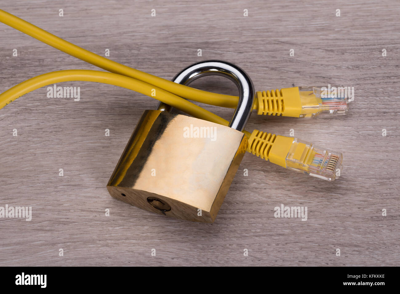 Cavo di rete nel lucchetto. Connessione internet sicura concept Foto Stock