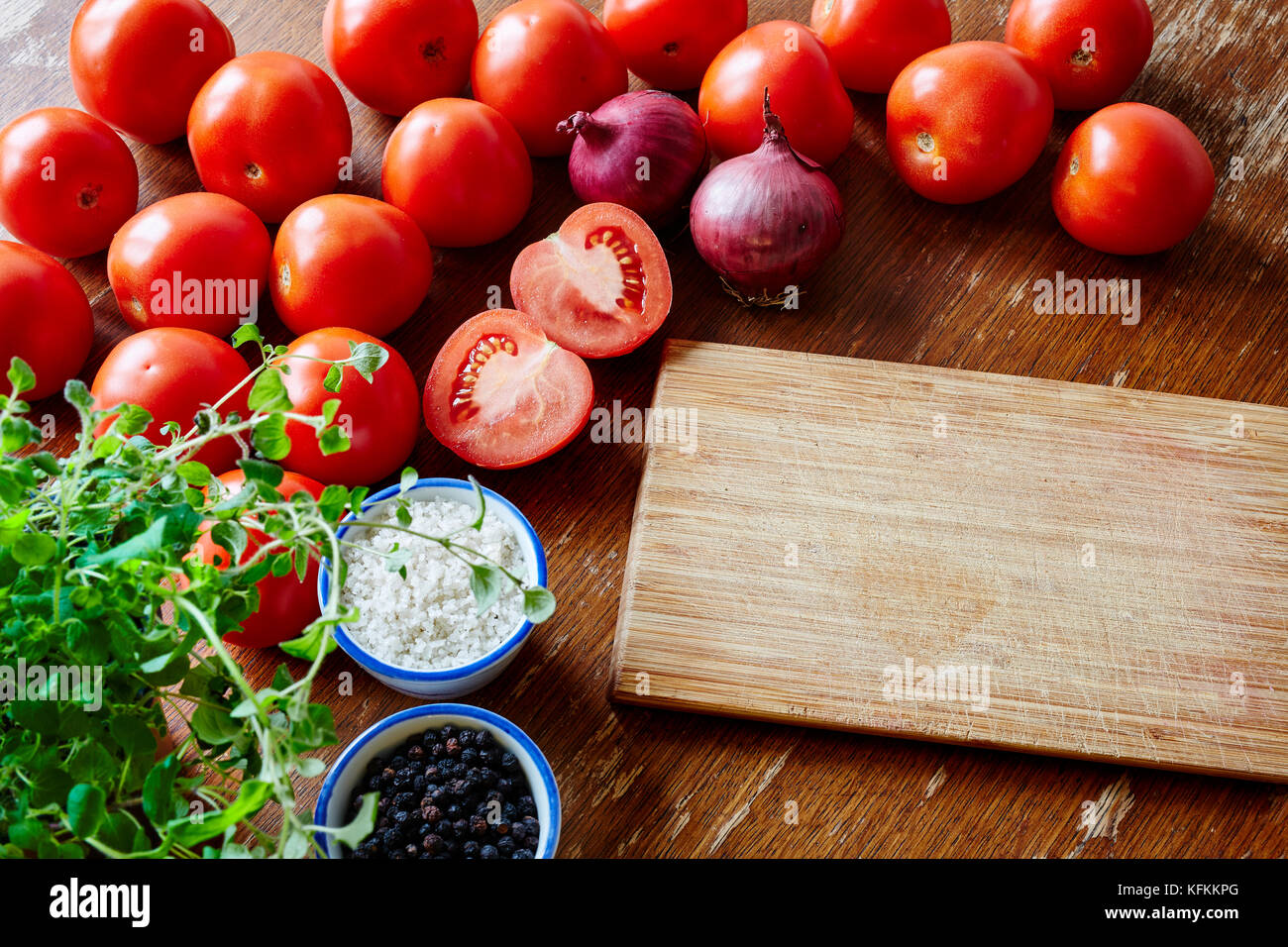 La cottura di una salsa tomatoe Foto Stock