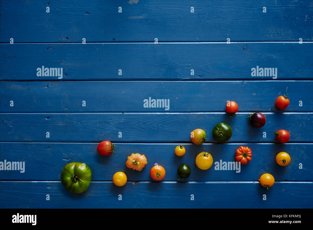 Varietà di pomodori blu sul tavolo di legno Foto Stock