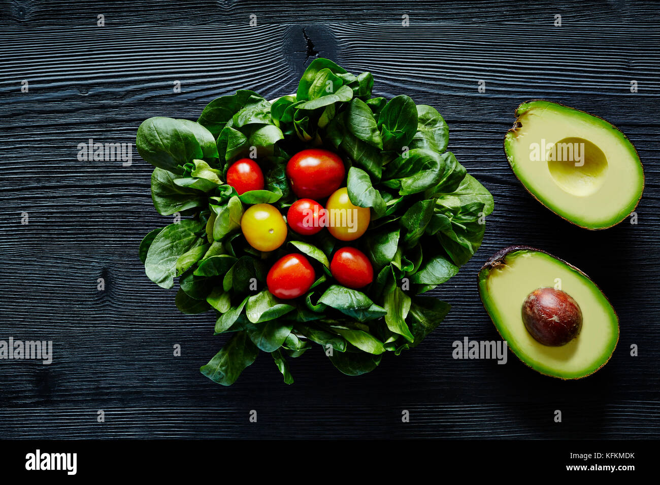 Avocado e pomodori freschi organici deliziosa insalata Foto Stock