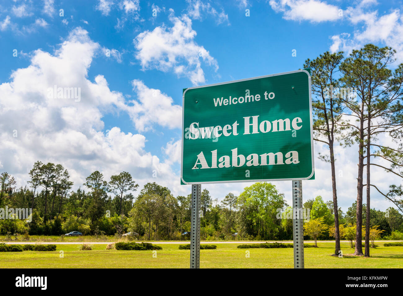 Benvenuti a Sweet Home Alabama cartello stradale lungo la Interstate 10 in Robertsdale, Alabama USA, nei pressi del confine di stato con la Florida Foto Stock
