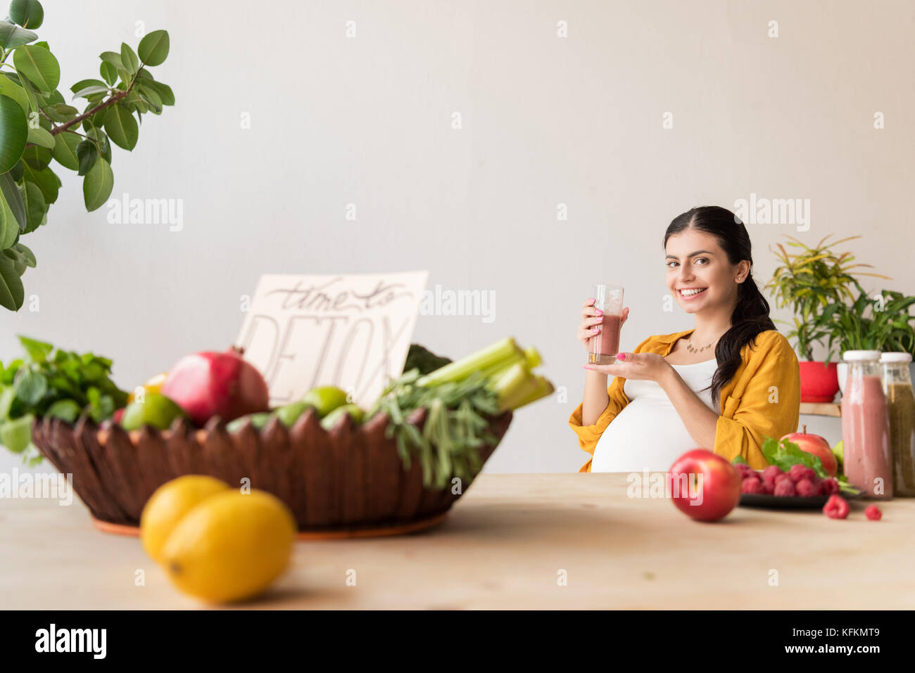 Donna incinta con detox drink in mano Foto Stock