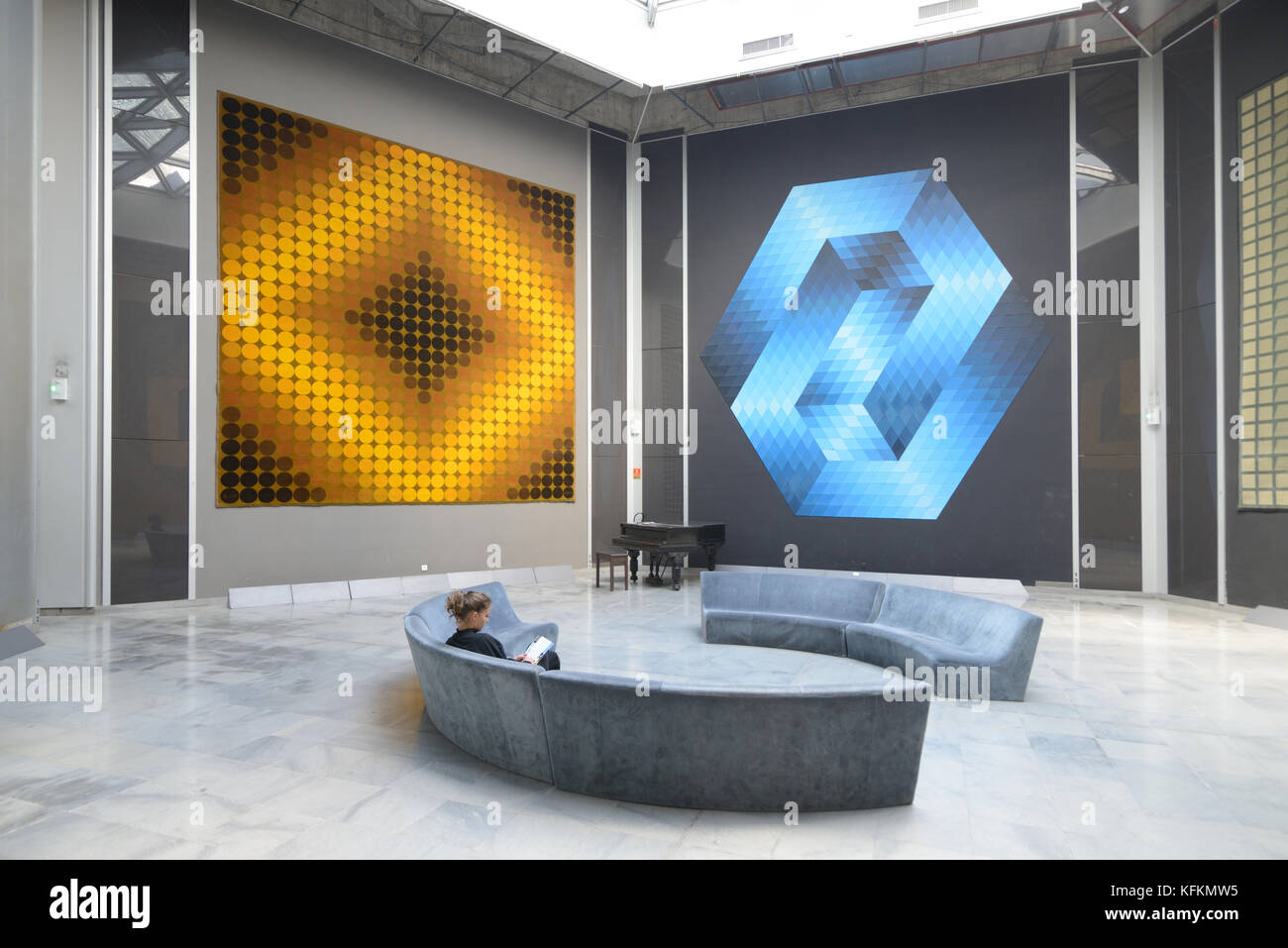 Visitatore singolo nella Galleria d'Arte Interni della Fondazione Vasarely o Fondazione Vasarely museo, Aix-en-Provence, Provenza, Francia Foto Stock