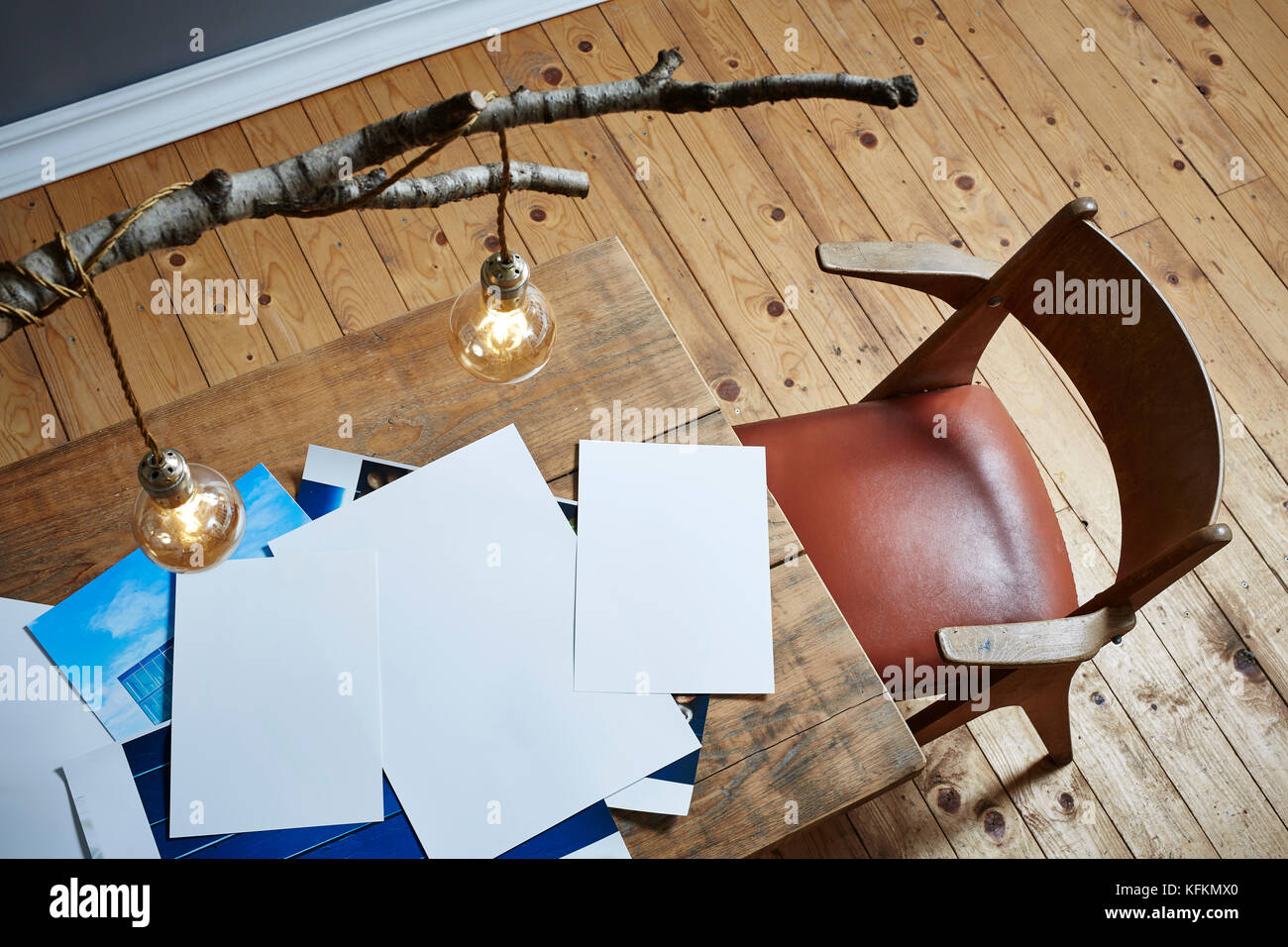 Le foto sul tavolo in legno creativa scena del caos Foto Stock