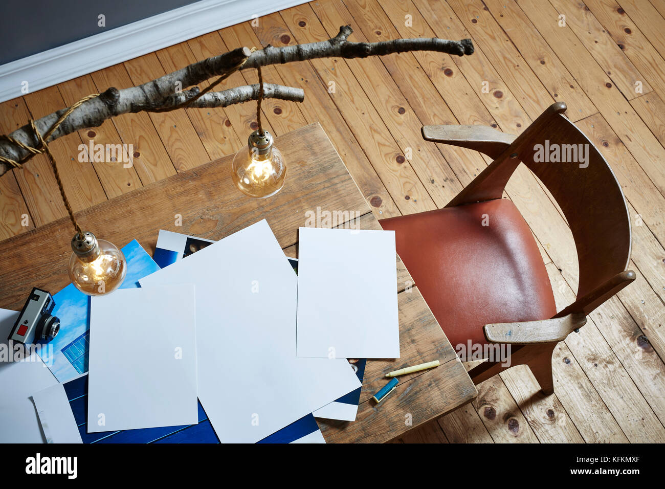 Area di lavoro del fotografo lampada bbirch foto sul tavolo di legno Foto Stock