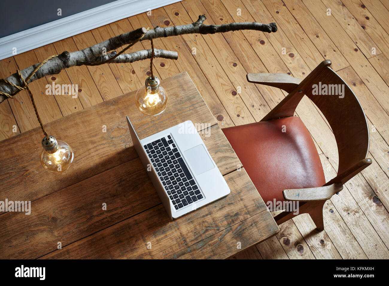 Desktop moderno design urbano tavolo in legno lampada di diramazione Foto Stock