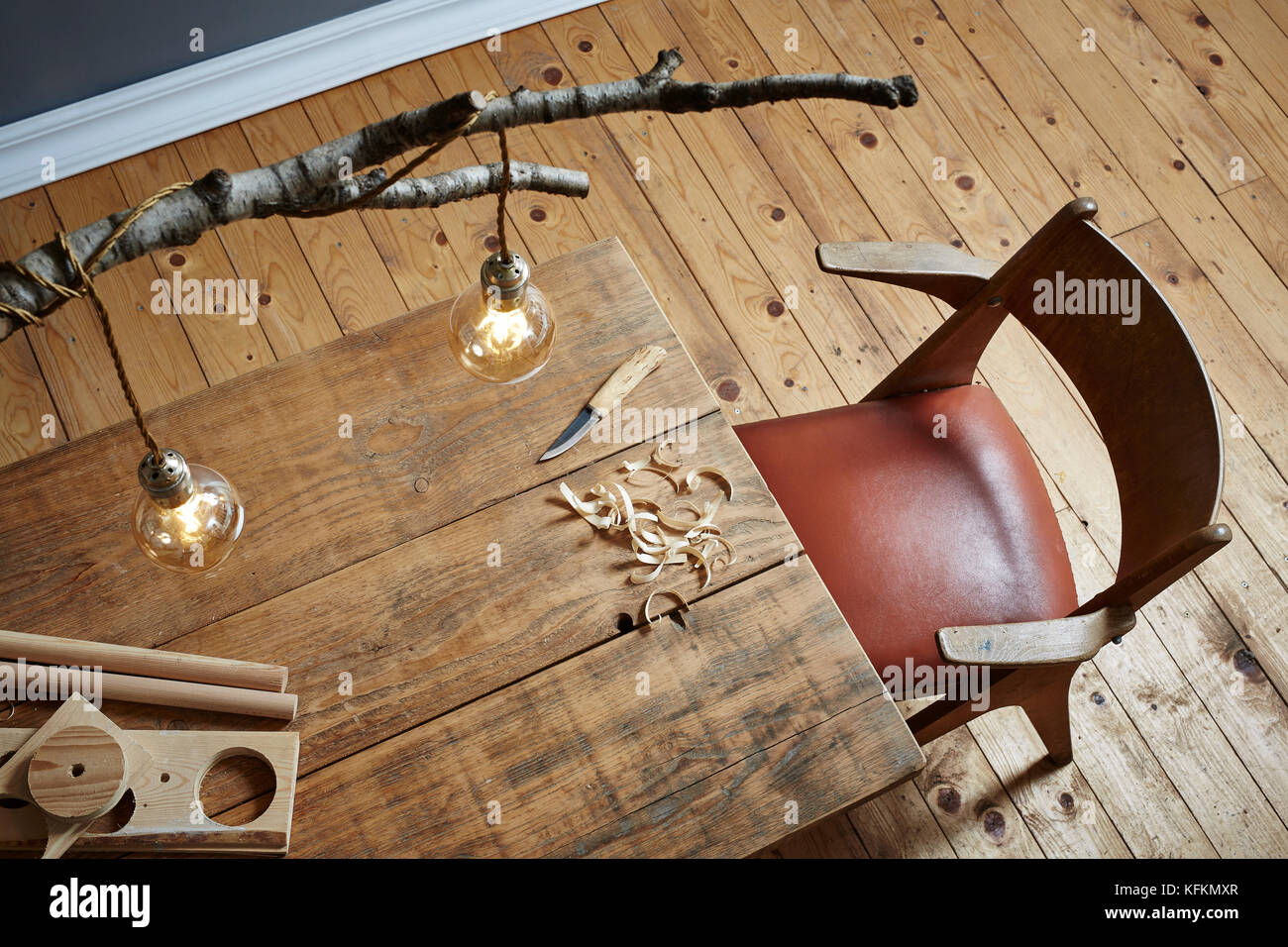 Area di lavoro creativo di betulla e lampada di sculture in legno di scena Foto Stock
