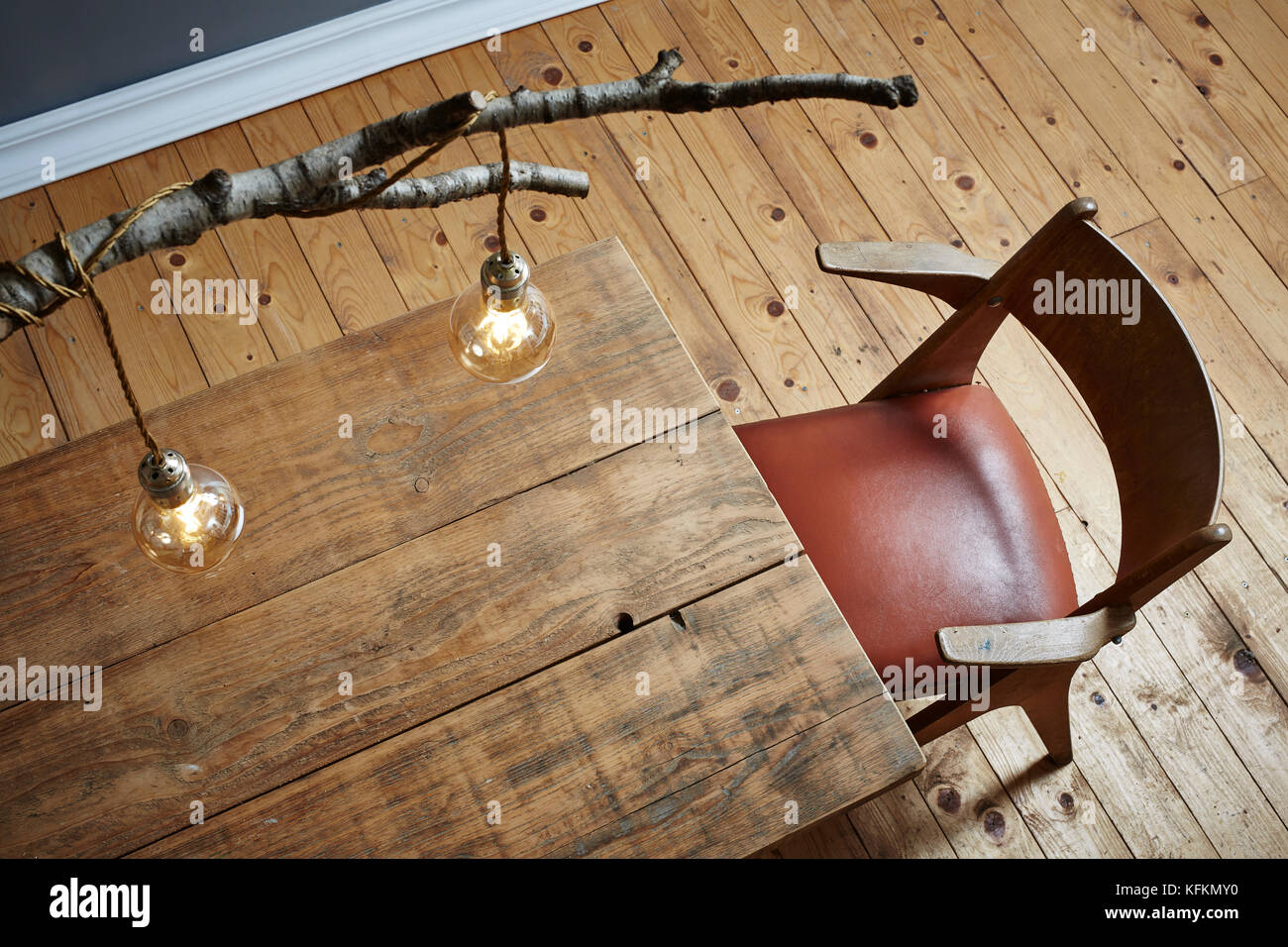 Desktop creativo uno stile di vita moderno lampada di betulla e tavolo in legno Foto Stock