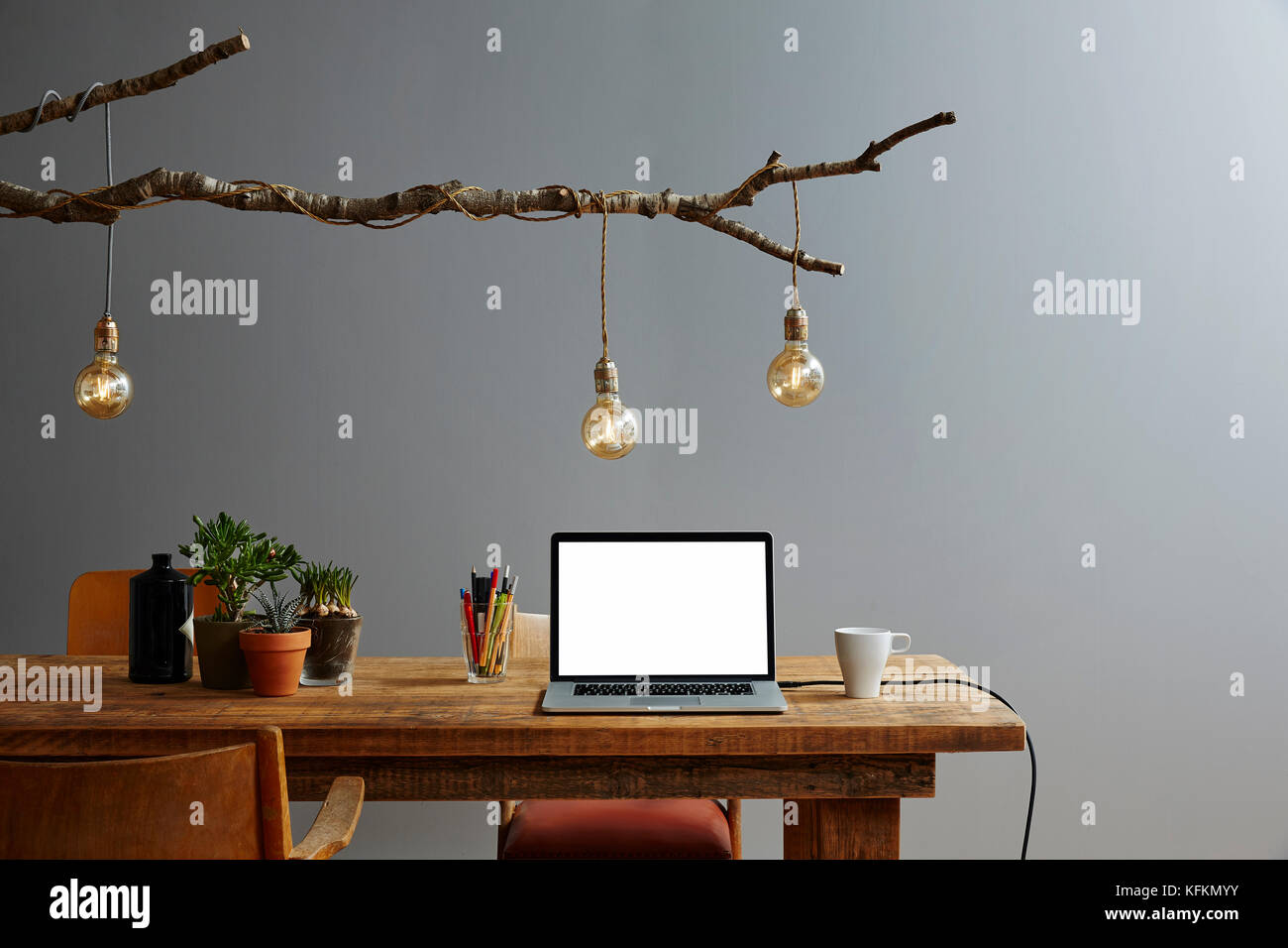 Area di lavoro creative design retrò organico scrivania lampada design Foto Stock
