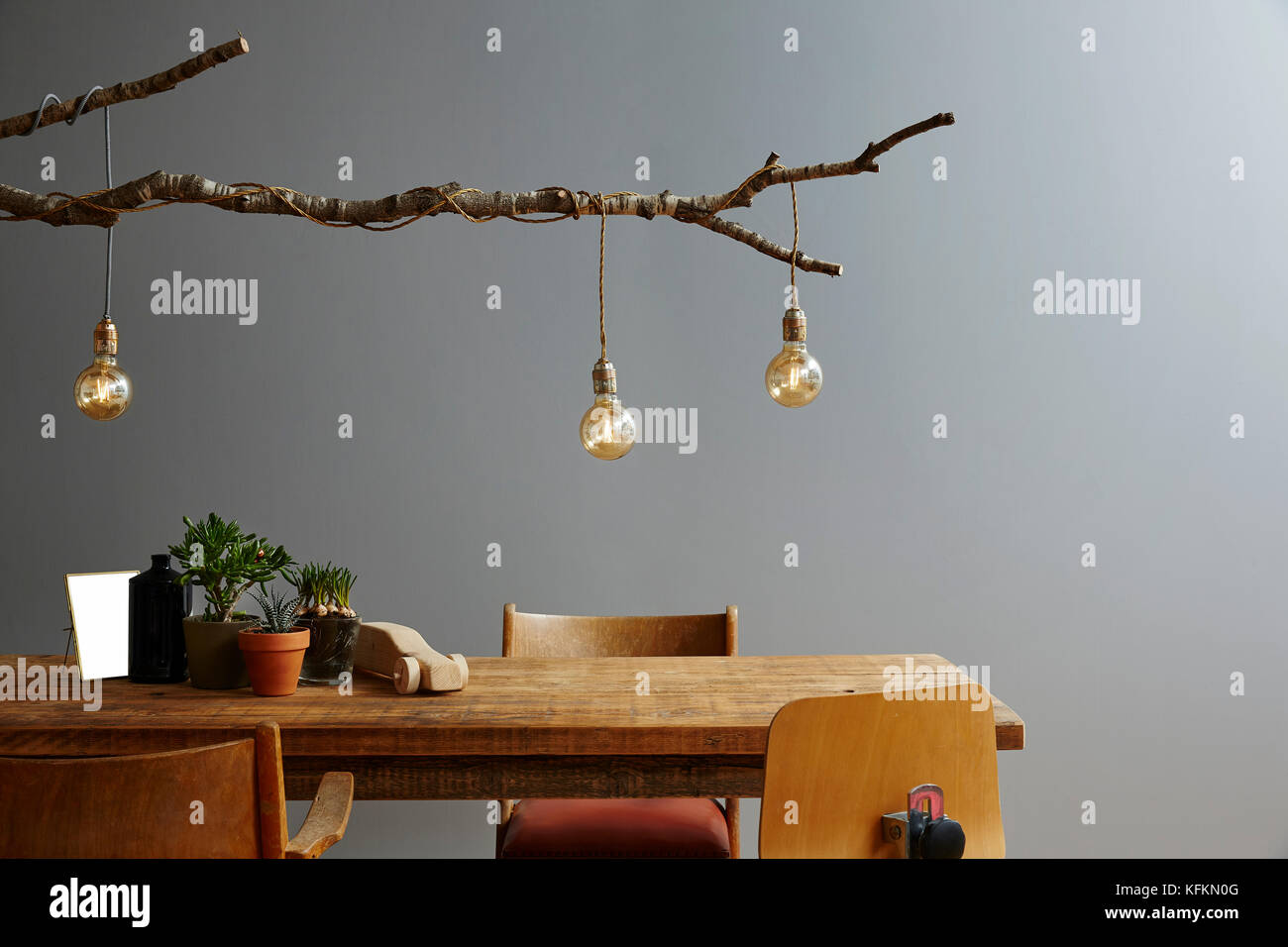 Interni moderni mobili in legno e progettazione lampada ramo e le lampadine Foto Stock