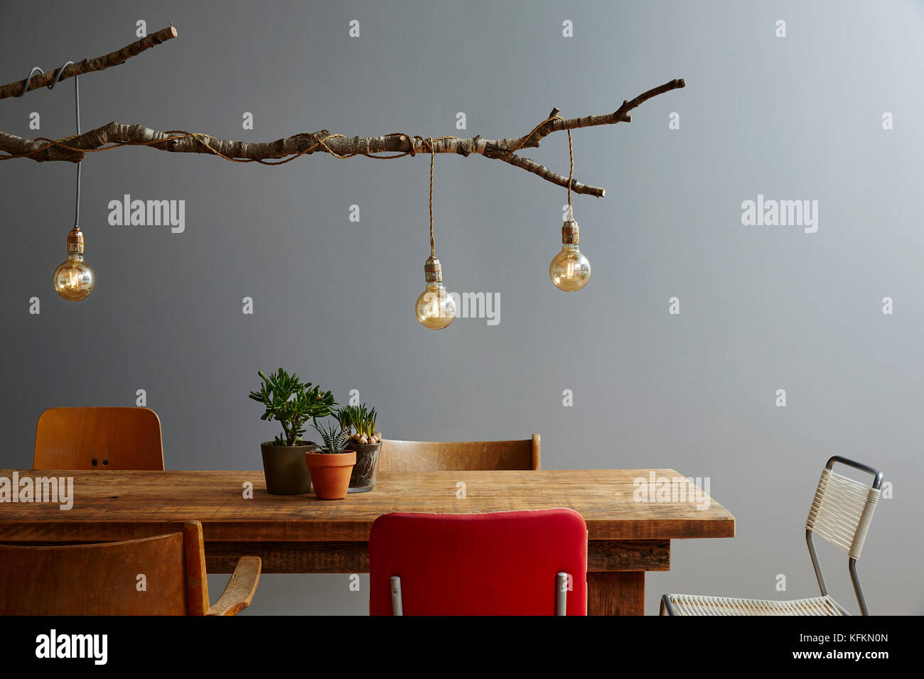 Cena moderna tabella varietà di sedie design urbano lampada ad albero Foto Stock