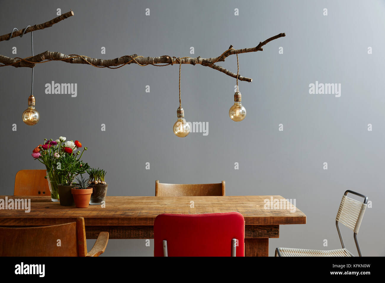 Gastronomia moderna di stile urbano tavolo in legno con lampada di diramazione Foto Stock