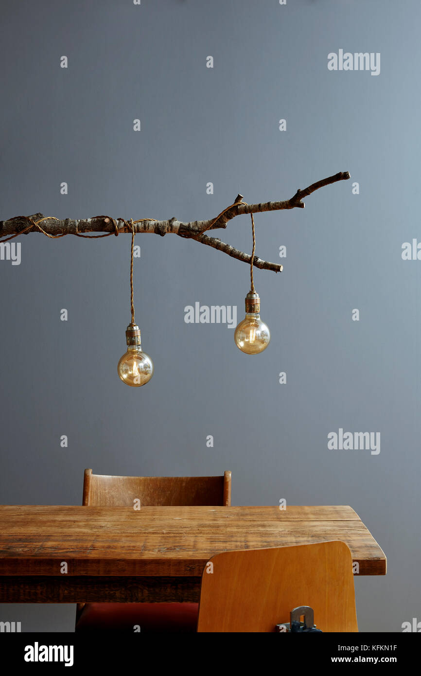 Tavolo in legno e lampada ad albero decorazione vintage Foto Stock