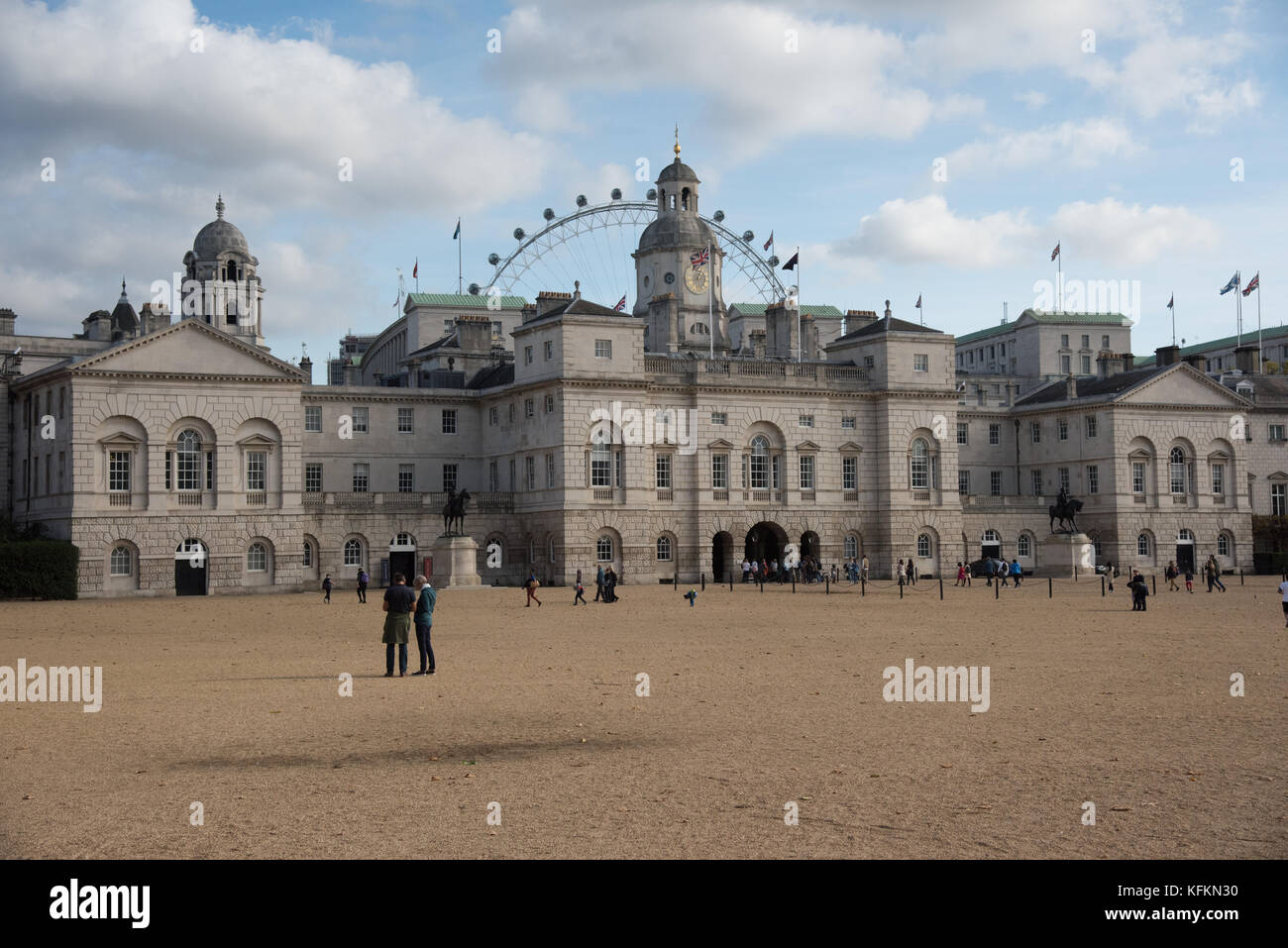 La sfilata delle Guardie a Cavallo con il millennium eye in background Londra Foto Stock