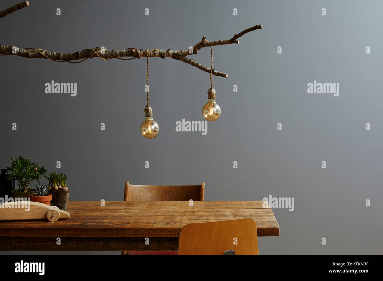 Uno stile di vita urbano decorazione moderna lampada ad albero e bulbi Foto Stock