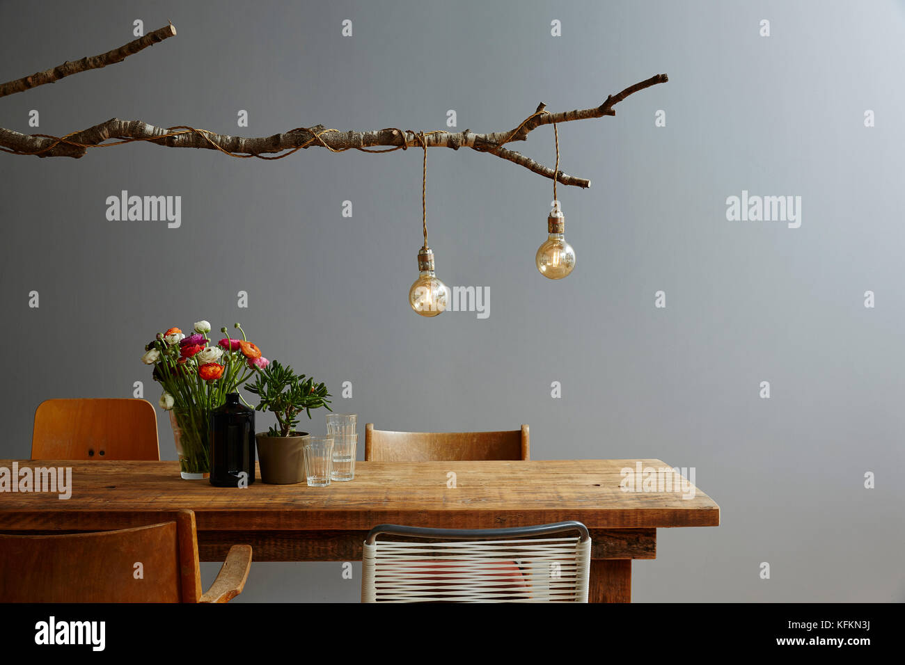 Progettazione urbana moderna decorazione tavola in legno lampada di design e sedia mix Foto Stock
