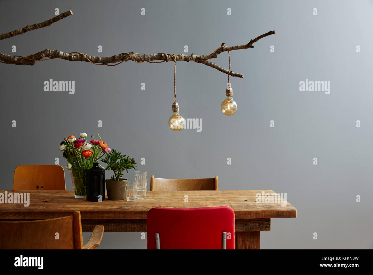 Decorazioni per la tavola di legno e fiori lampada design Foto Stock