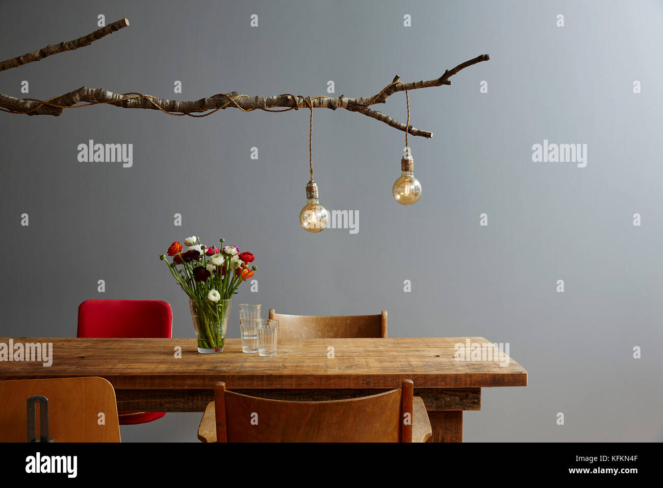 Molto carino tavolo in legno lampada ramo urban design organico Foto Stock