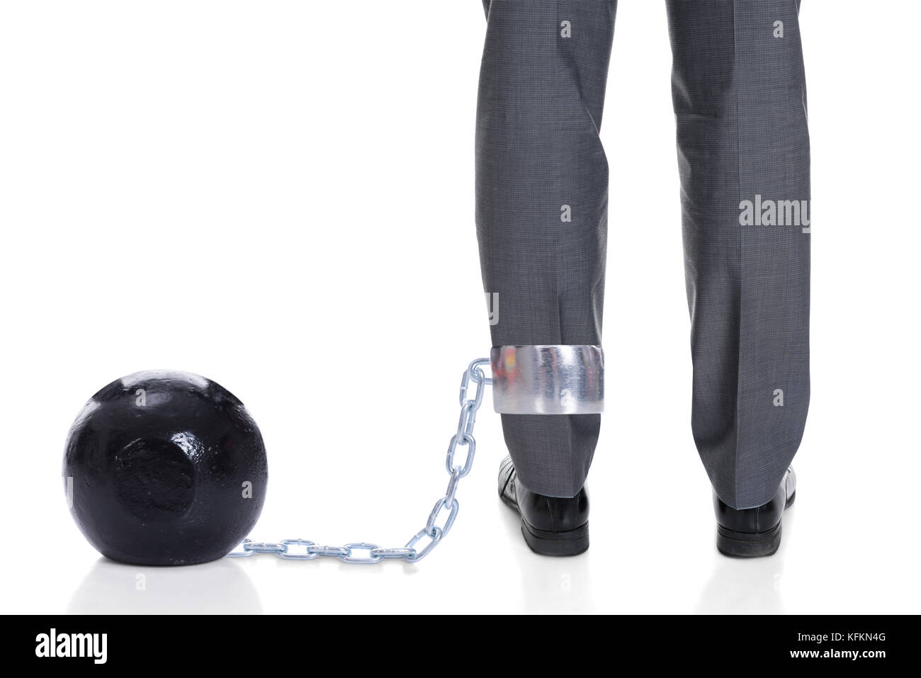 Sezione bassa dell'uomo d'affari con la sfera e la catena attaccati alla gamba su sfondo bianco Foto Stock