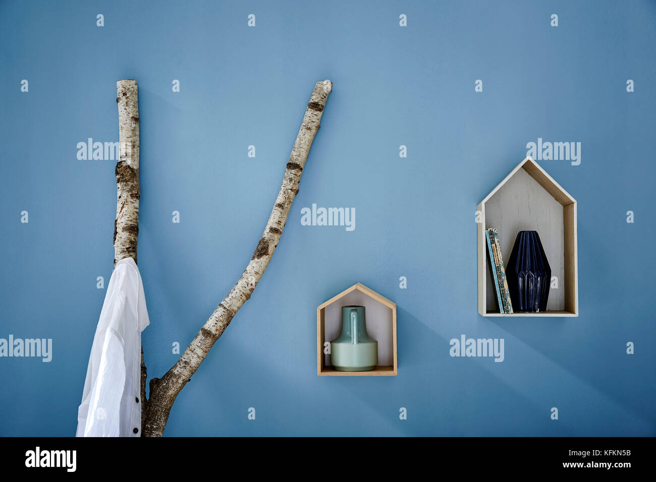 La decorazione parietale ramo di betulla guardaroba e uccelli case Foto Stock