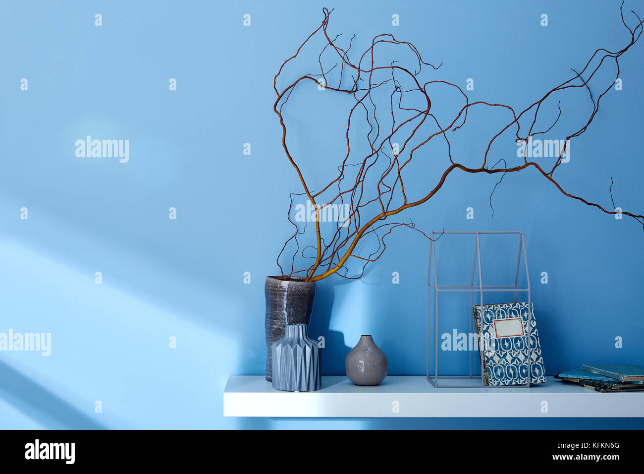 Decorate ripiano su parete blu interni dal design moderno Foto Stock